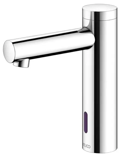 Elektronischer Wasserhahn aus verchromtem Material von Keuco, mit schlankem Design und seitlichem Bedienfeld für Temperaturregelung.